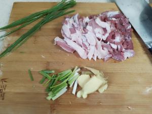 猪肉白菜萝卜炖粉条的做法 步骤3
