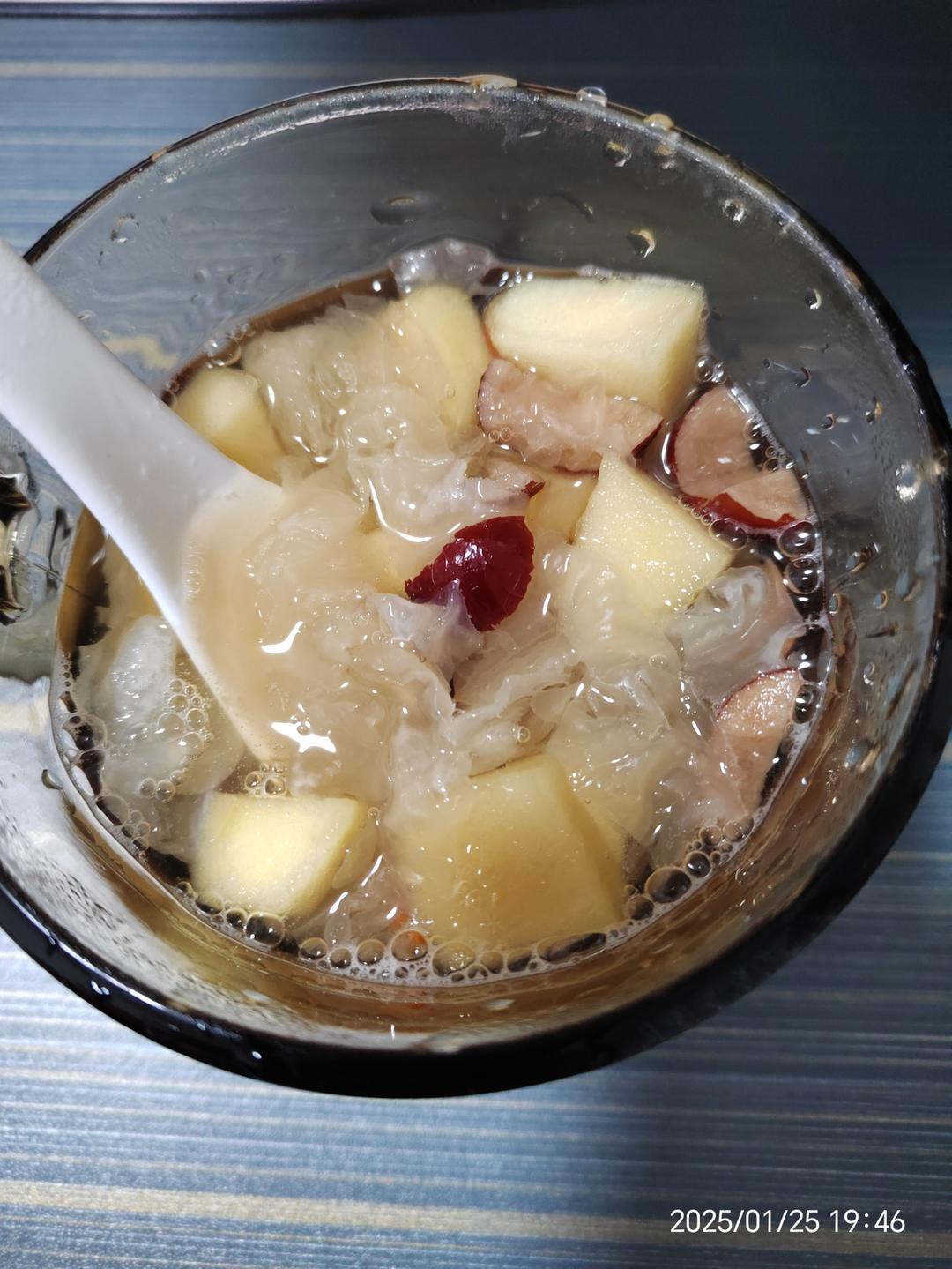 苹果银耳红枣甜汤（缓解腹泻的糖水，孕期多喝对肠胃好）