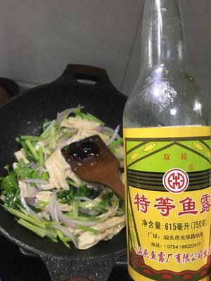 洋葱西芹腐竹炒肉的做法 步骤5