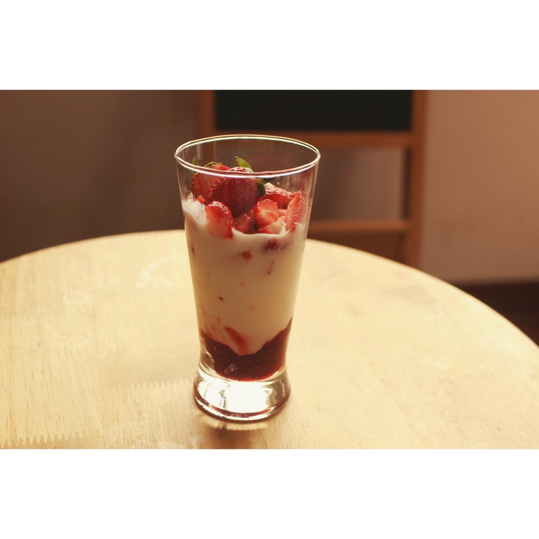 草莓芭菲-Strawberry Parfait