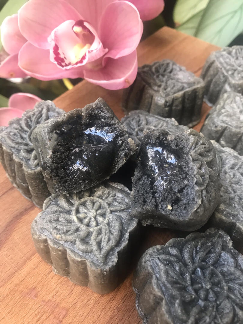 月饼系列：香满屋的黑芝麻流心月饼