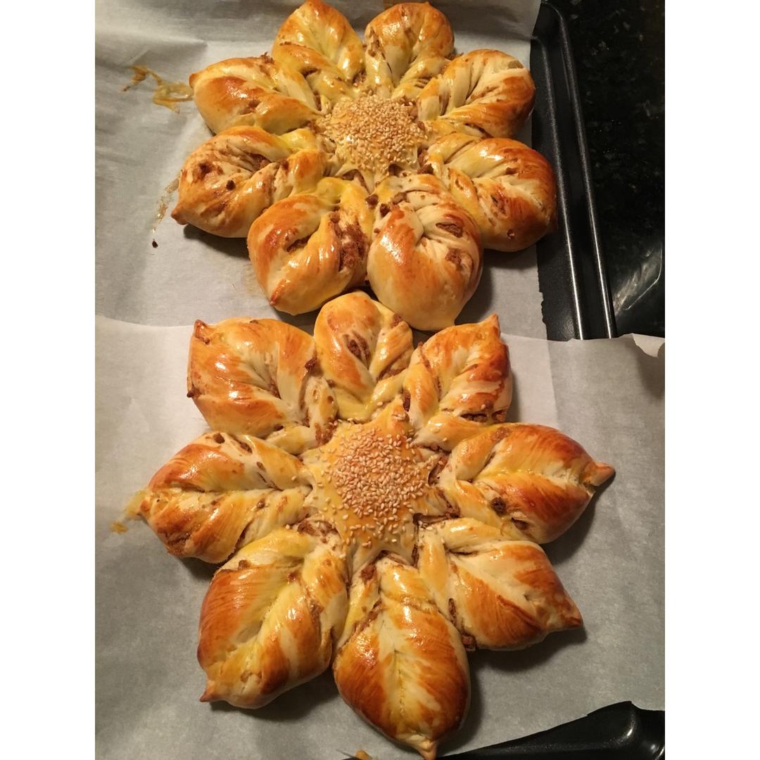 太阳花肉松面包