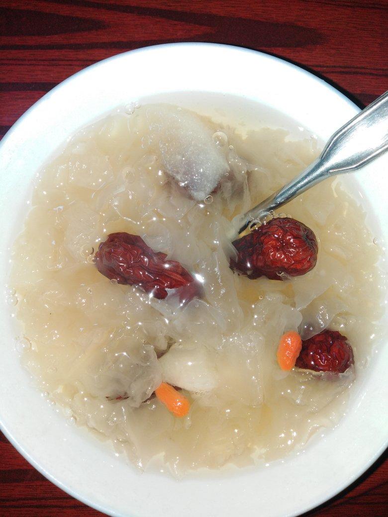 冰糖银耳红枣汤