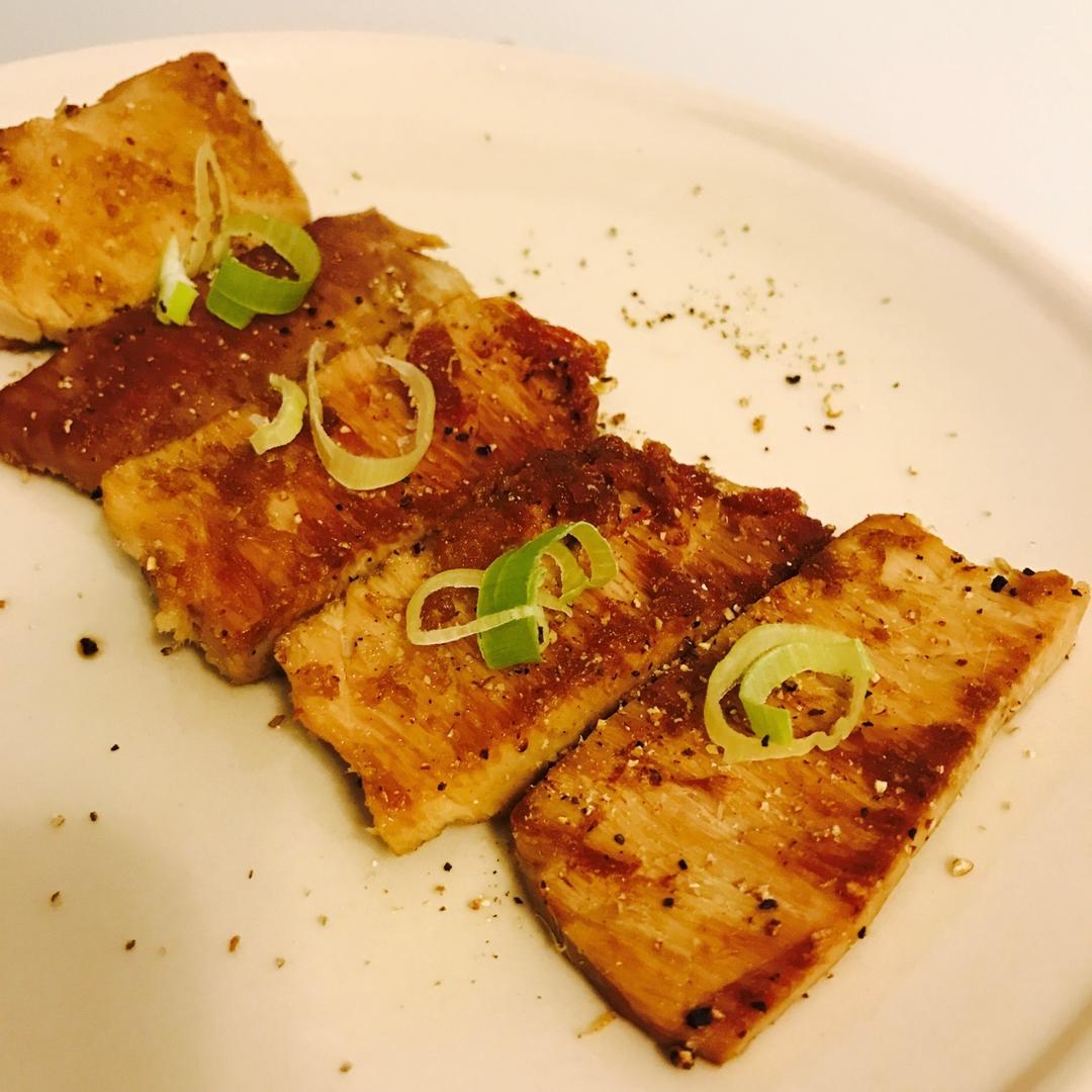 嫩煎金枪鱼Seared Ahi Tuna