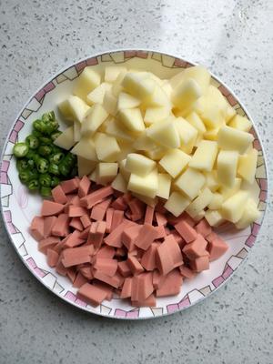 超下饭的火腿土豆粒还可以和面的做法 步骤1