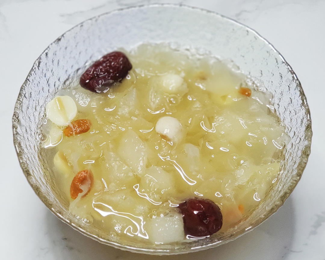 银耳莲子雪梨羹~秋冬滋补