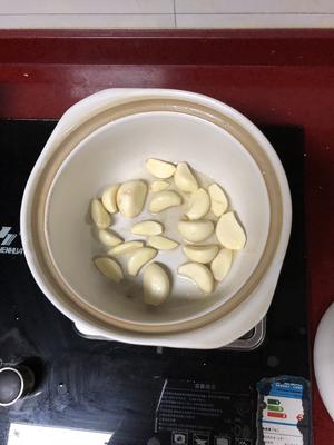 砂锅焖三文鱼头的做法 步骤2