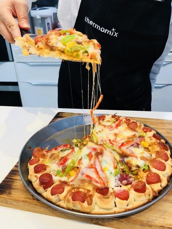 火腿肠围边披萨