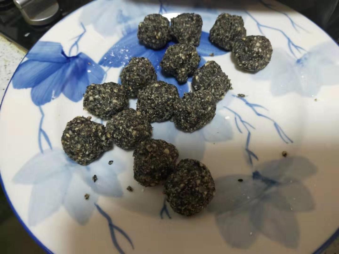 花生黑芝麻汤圆