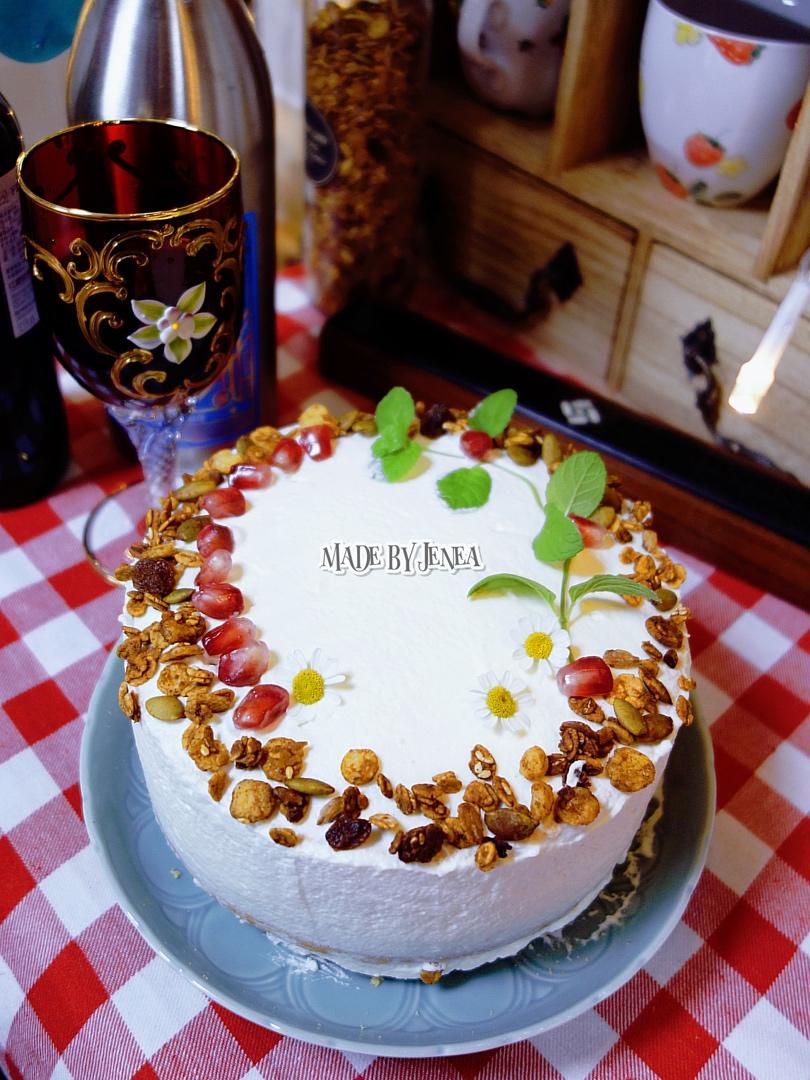 朴素的草莓奶油蛋糕～切开也是一样的朴素