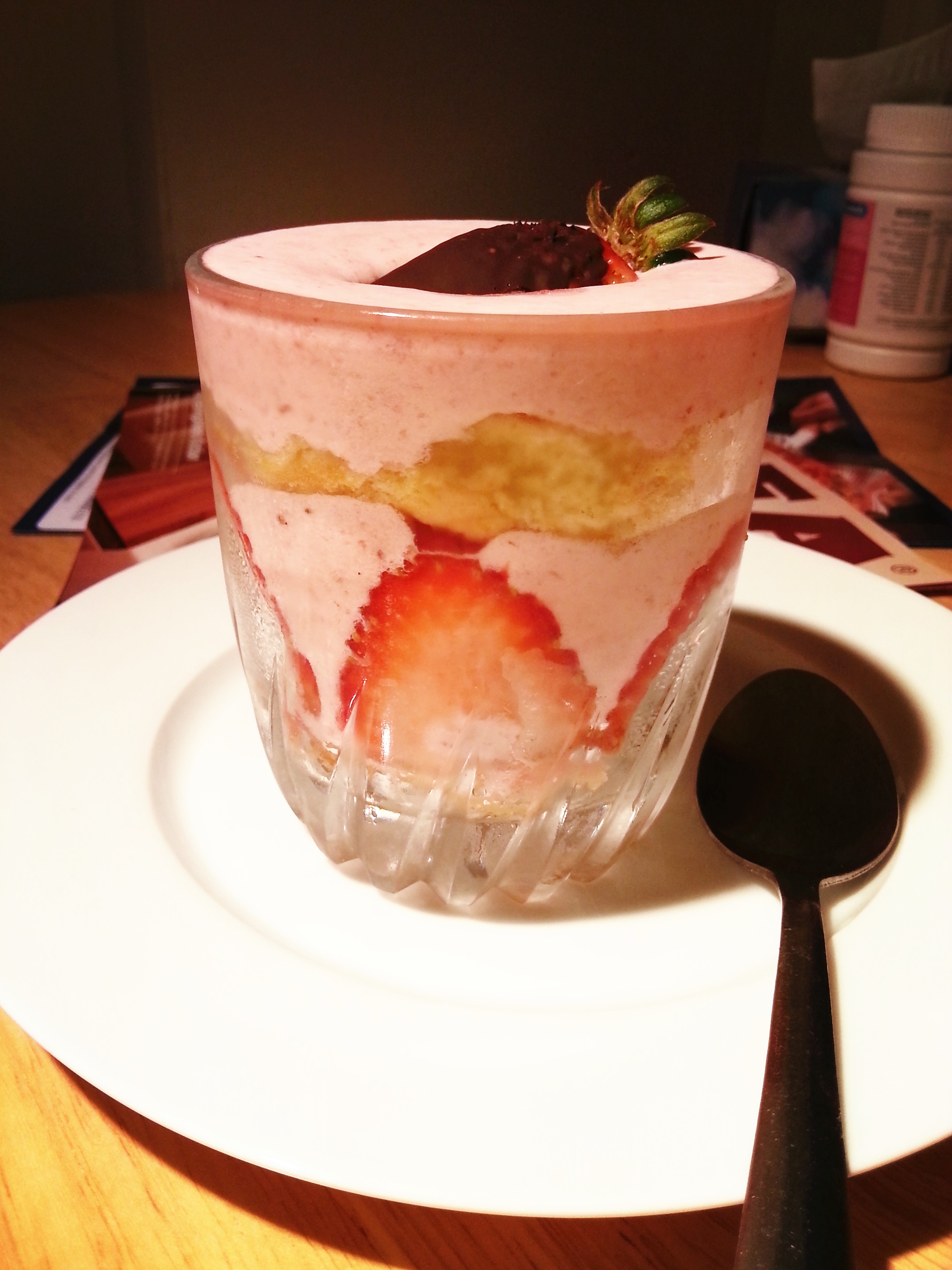 杯子草莓慕斯