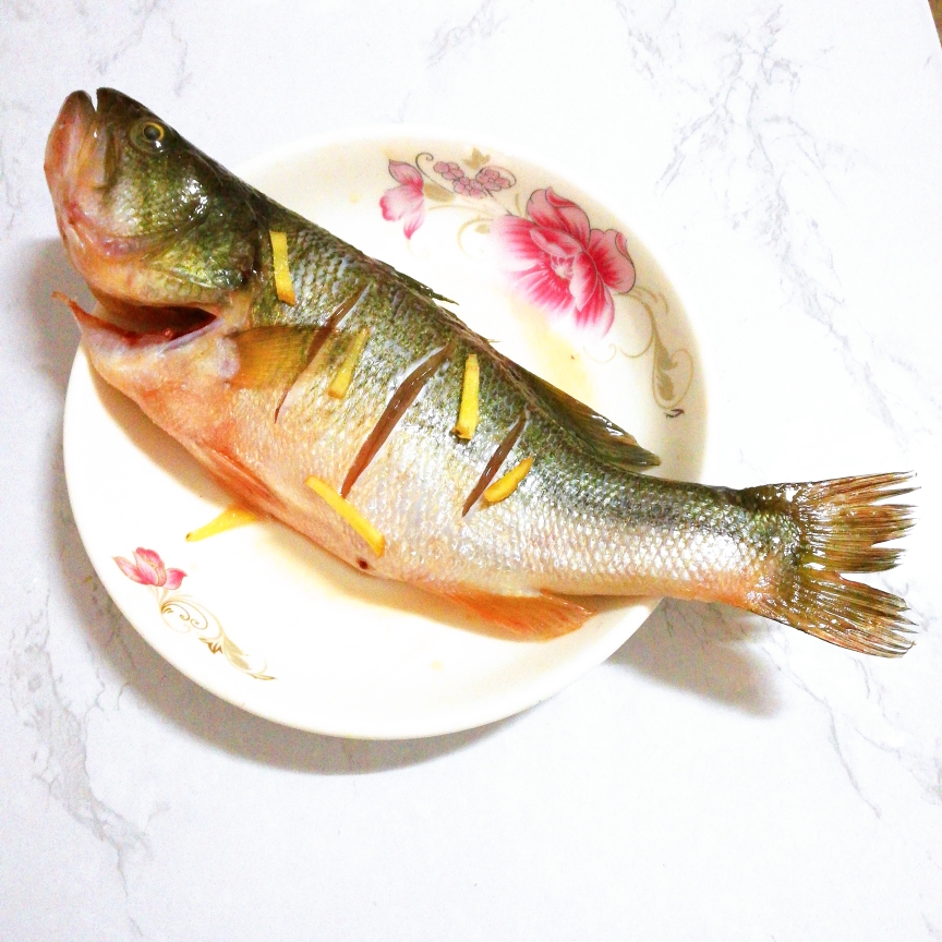 【清蒸鲈鱼】肉质鲜嫩、滑口的做法 步骤1