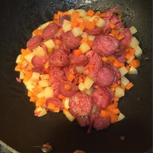 土豆胡萝卜腊味煲仔饭（电饭锅版）的做法 步骤4
