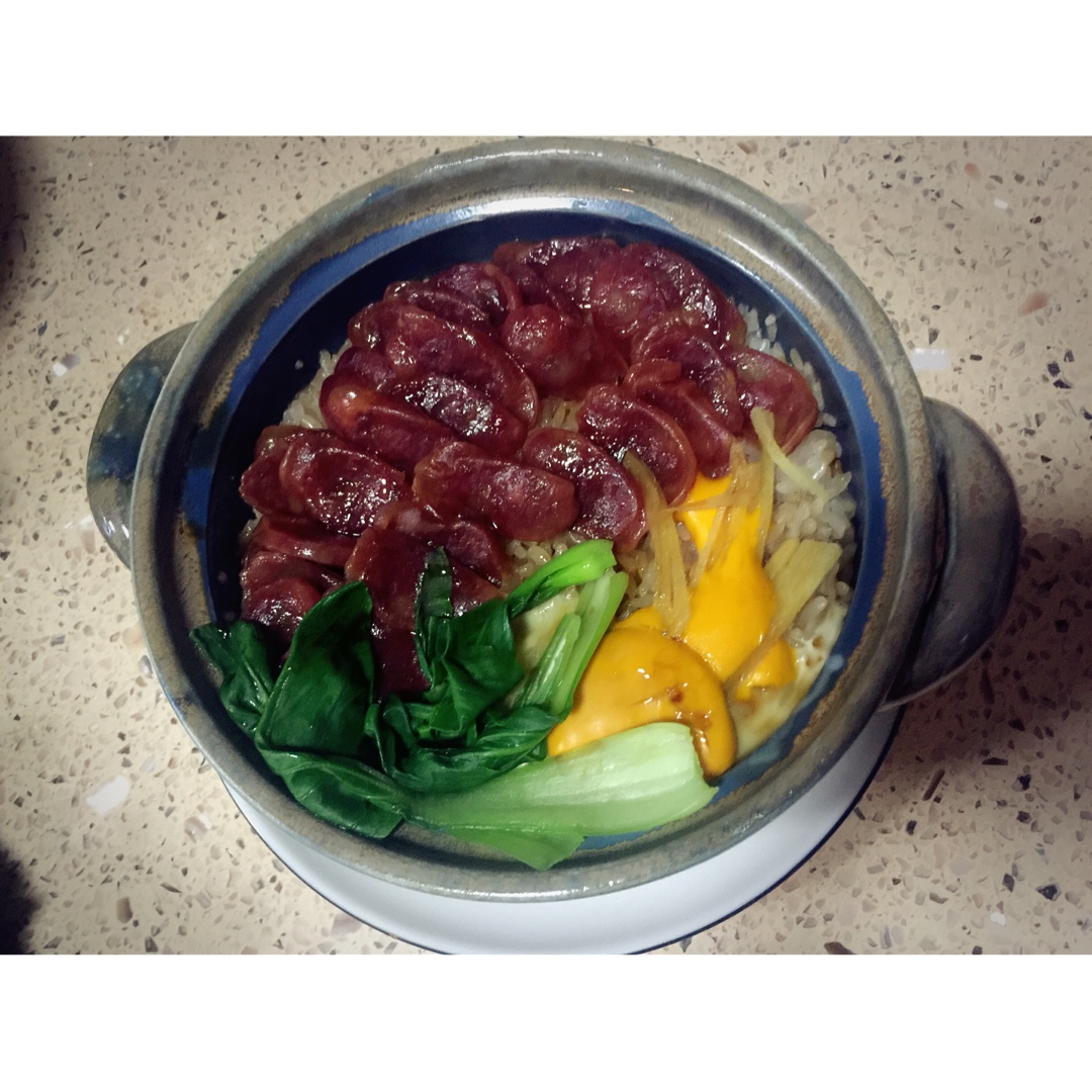 广式腊味煲仔饭