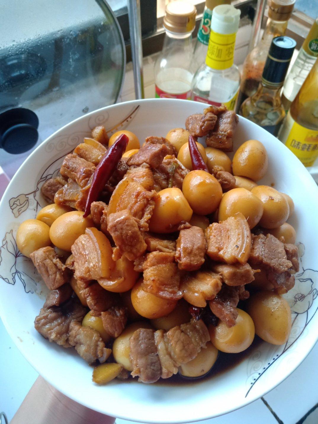 加了鹌鹑蛋后，这盘红烧肉，美味的逆天啦——鹌鹑蛋烧肉（孔瑶食谱）
