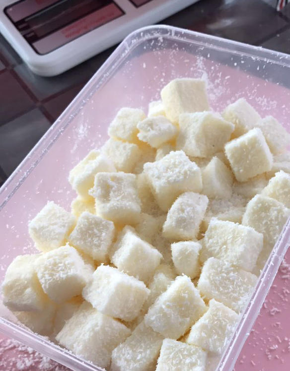 椰丝牛奶小方糕