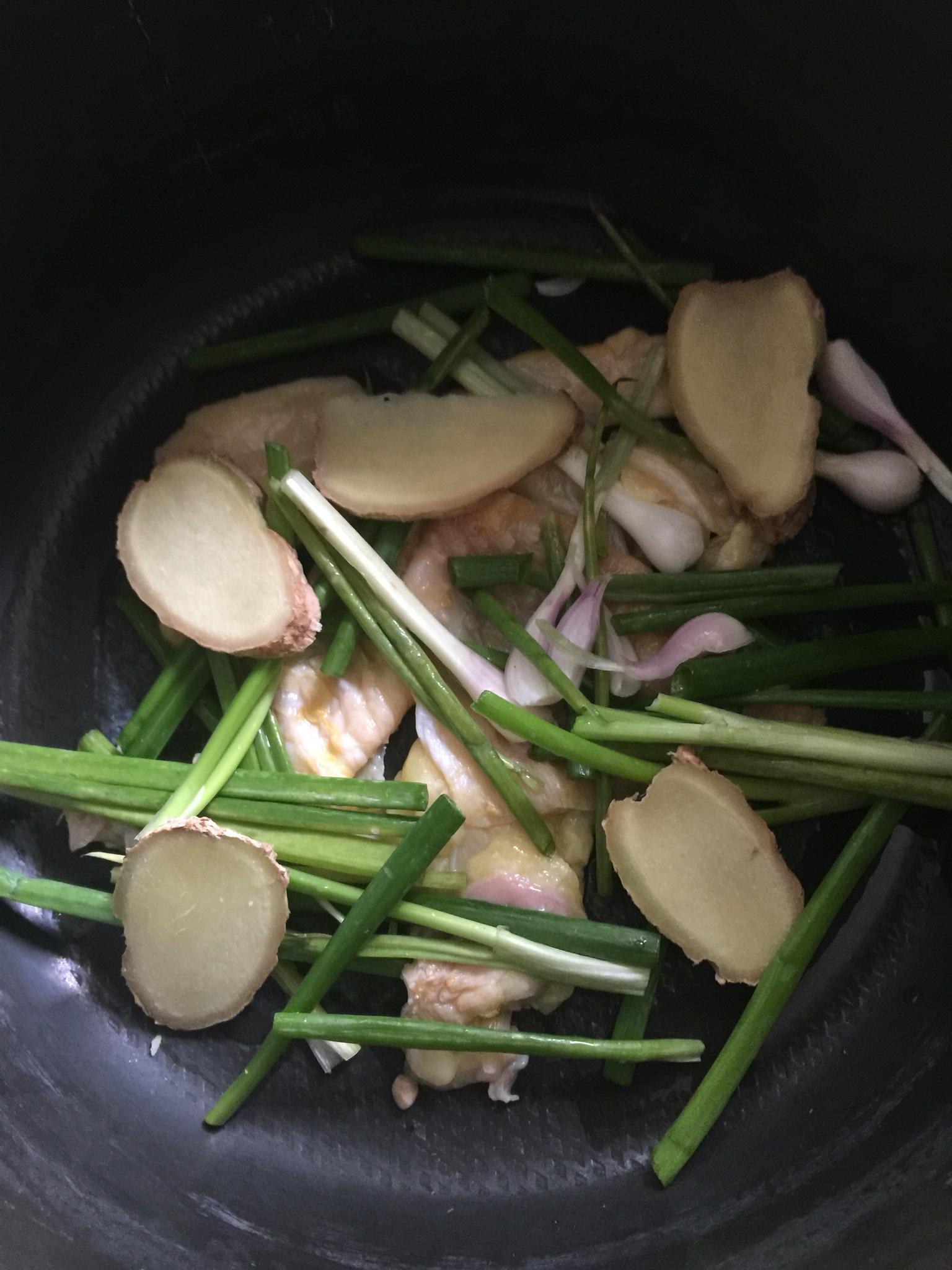 电饭煲香菇盐焗鸡的做法 步骤3
