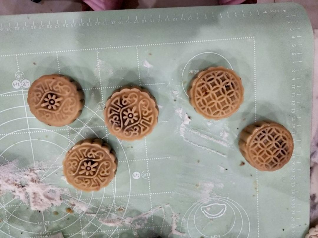 广式豆沙蛋黄月饼（步骤超详细，新手适用）