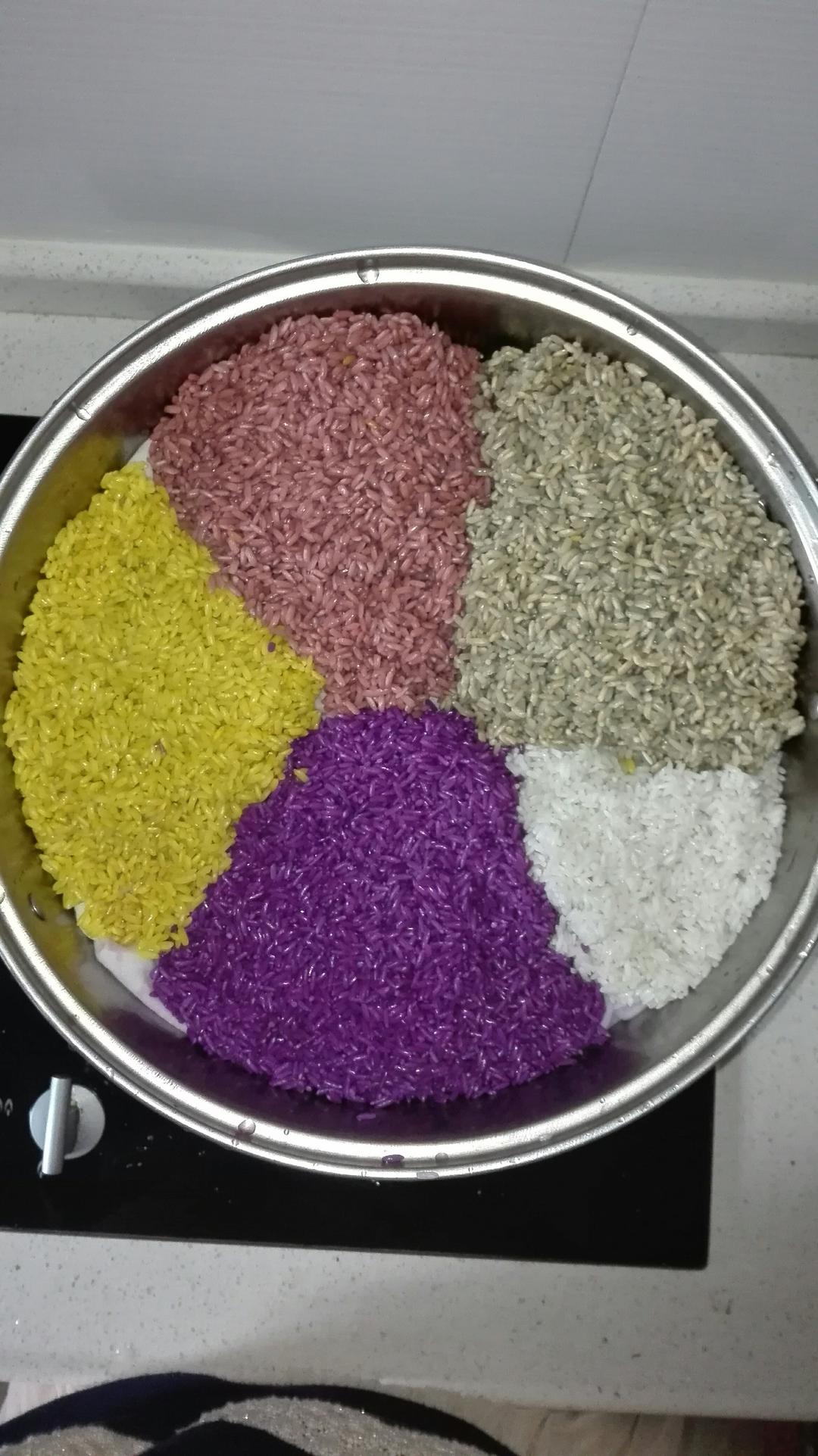 切成小断加入清水煮开变色紫色,红蓝草泡了半小时枫叶水