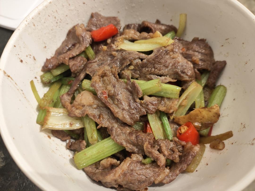 好吃到邻居敲门蹭饭的芹菜炒牛肉！