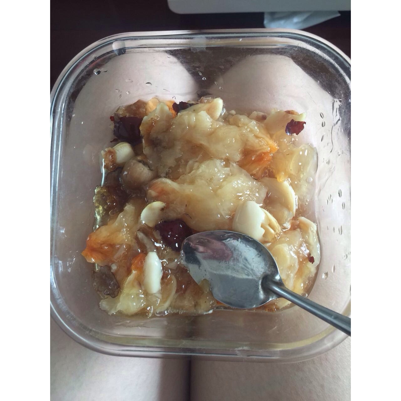 桃胶皂角米炖银耳