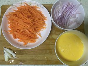 胡萝卜炒鸡蛋～食之本味的做法 步骤1