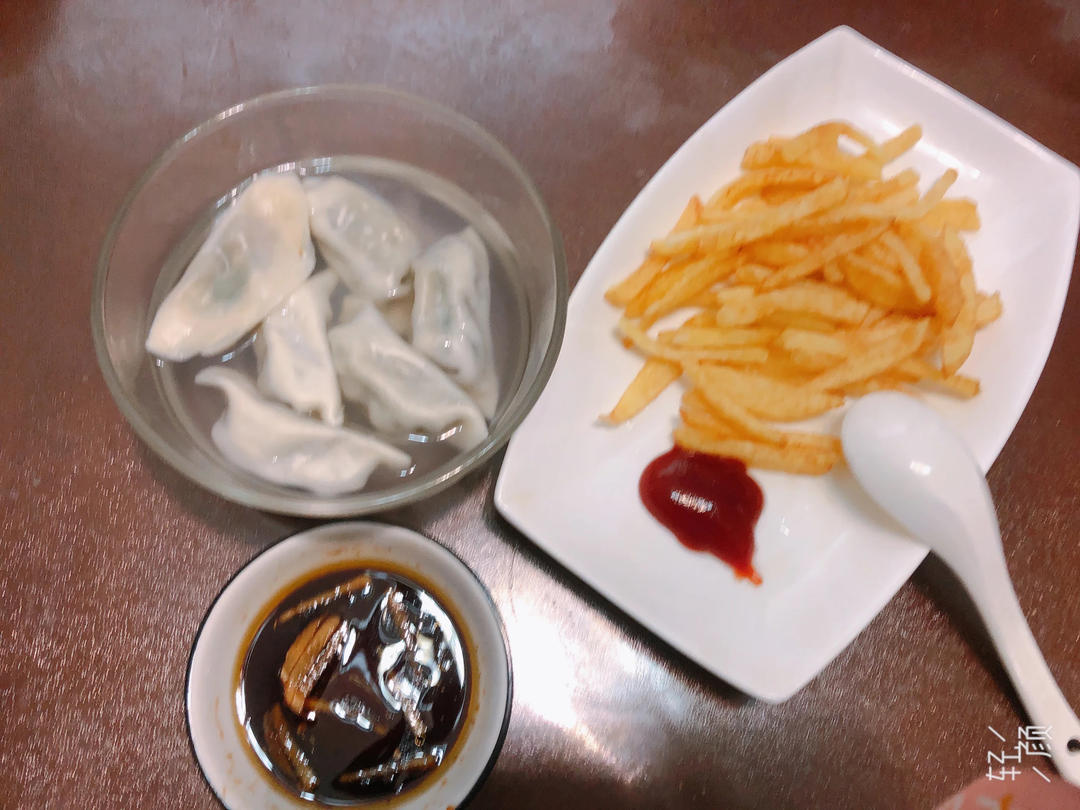 韭菜猪肉饺子(附擀皮和最简单的饺子包法)