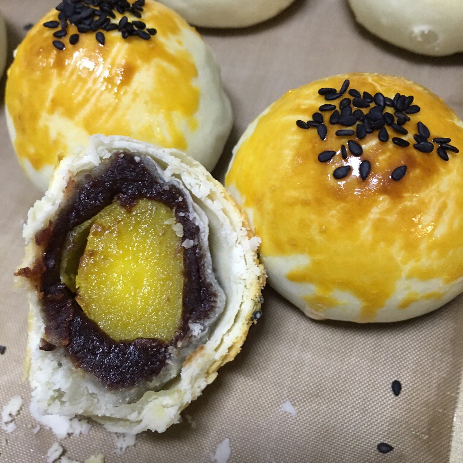 萌得掉渣渣的蛋黄酥