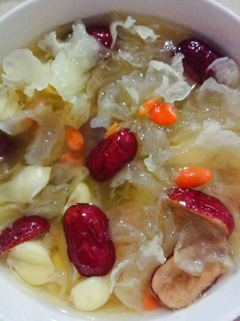 红枣银耳莲子羹