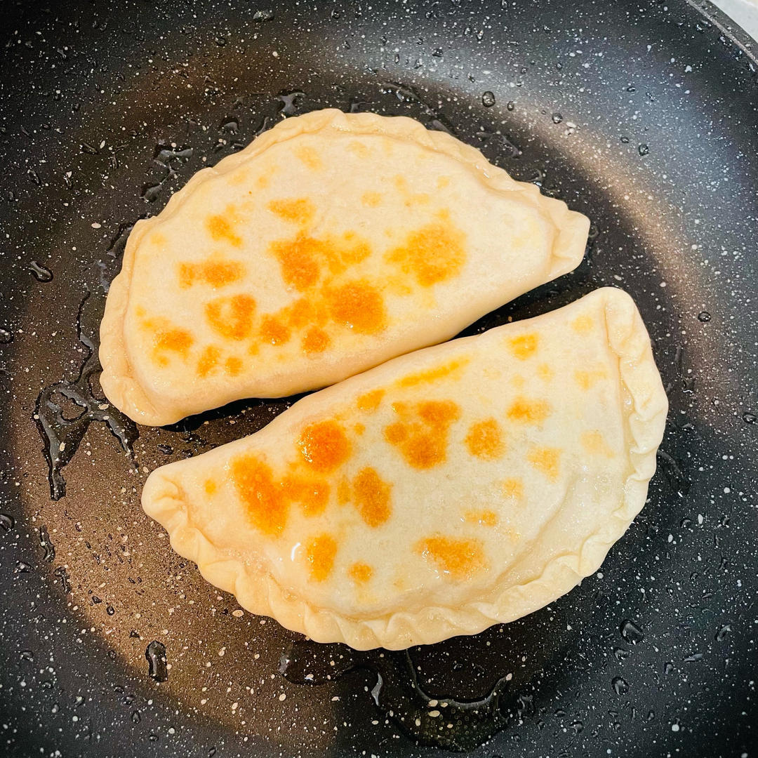 鲜香韭菜盒子（附超详细捏花边视频）