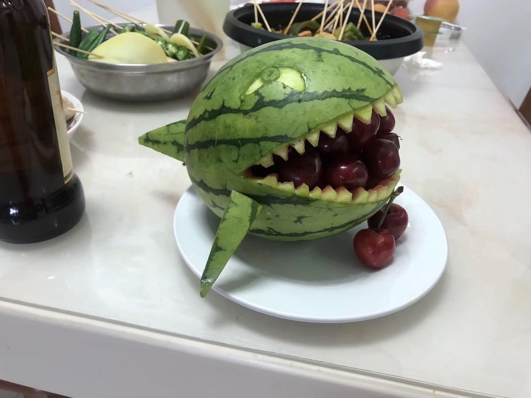 冷秋秋做的超级酷炫的鲨鱼西瓜雕