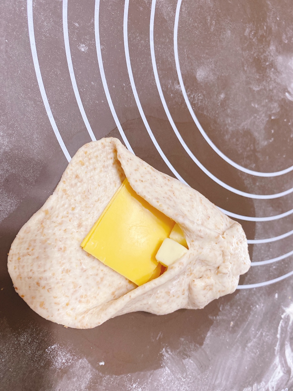 超简单芝士奶酪丁全麦碱水包的做法 步骤6