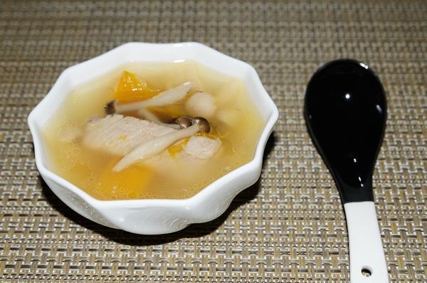 南瓜菌菇排骨汤的做法
