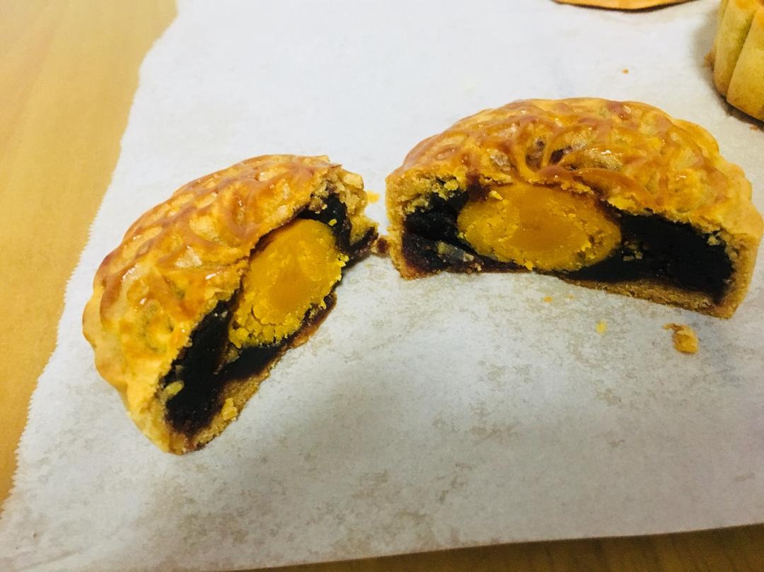 广式月饼－－蛋黄豆沙月饼