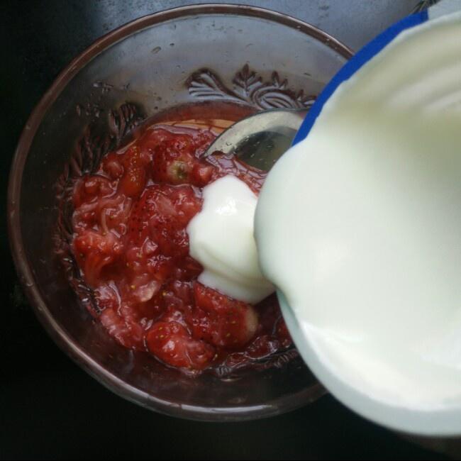 新鲜草莓酸奶的做法 步骤3