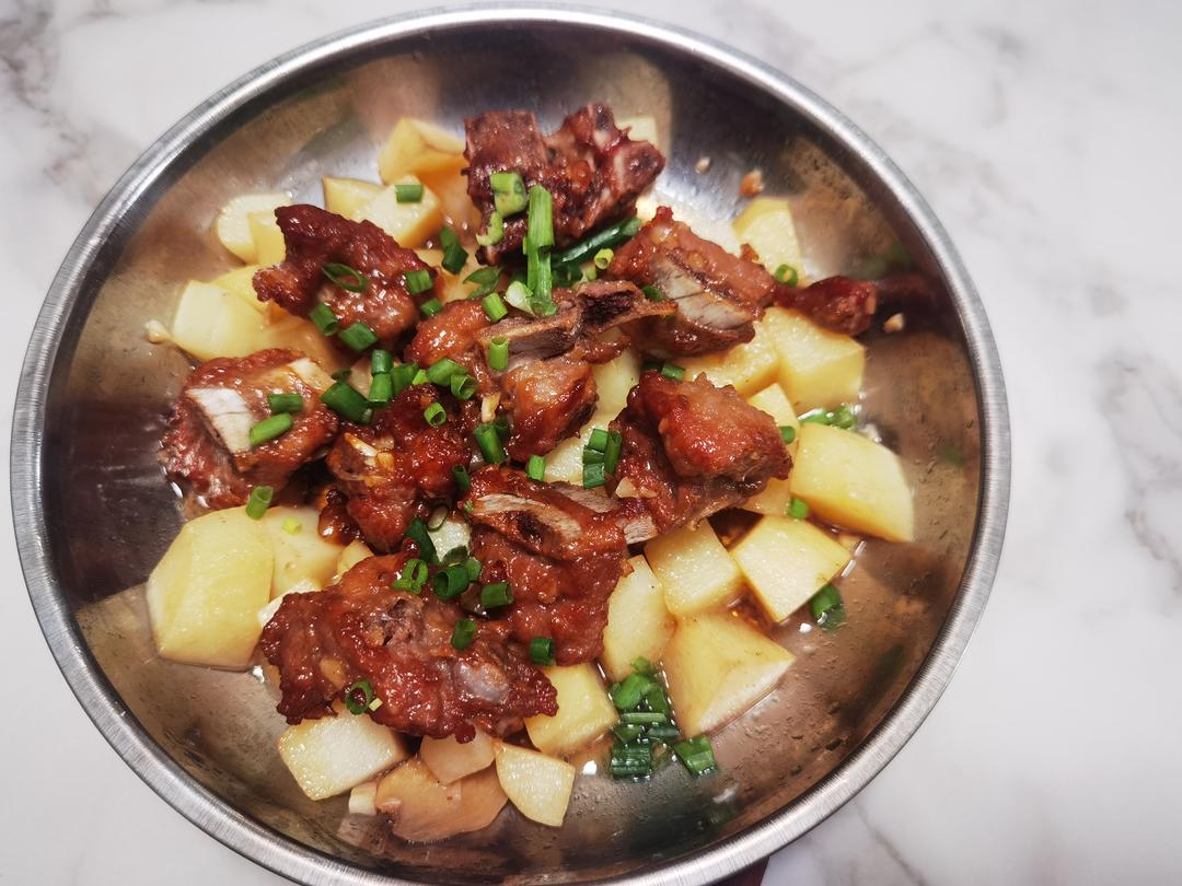 香酥排骨蒸土豆