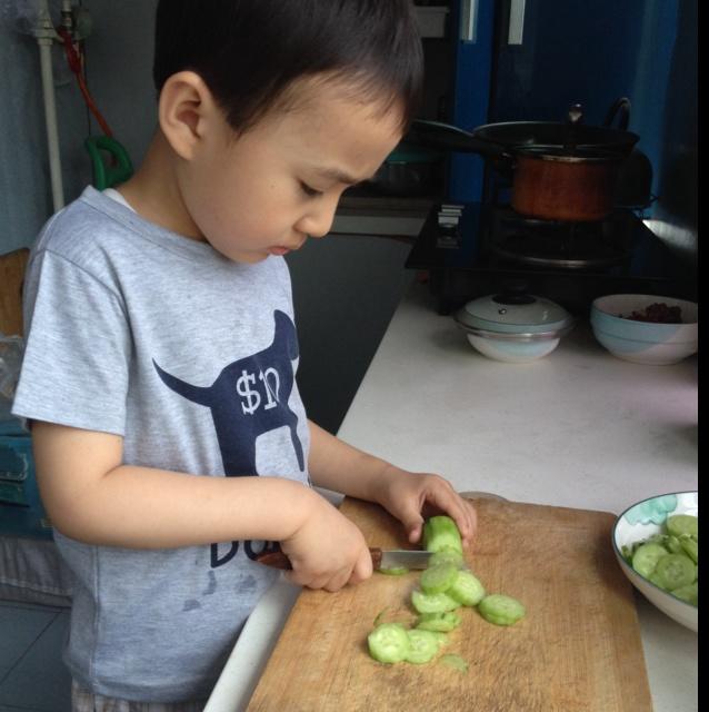 凉拌黄瓜—宝宝会做的菜的做法 步骤2