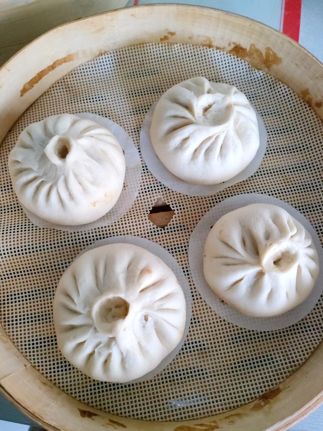 松软多汁的肉包子