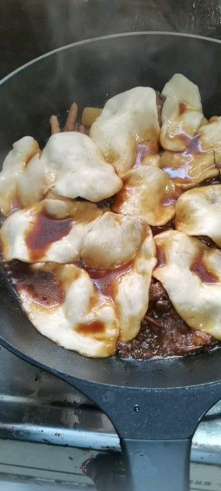 地锅鸡，教你贴饼子好吃的小技巧~