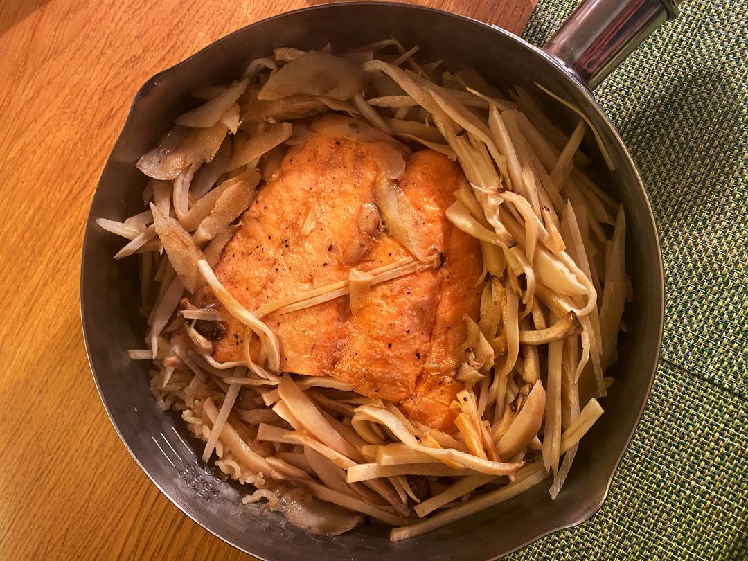 雪平锅料理之牛蒡三文鱼杂菇饭