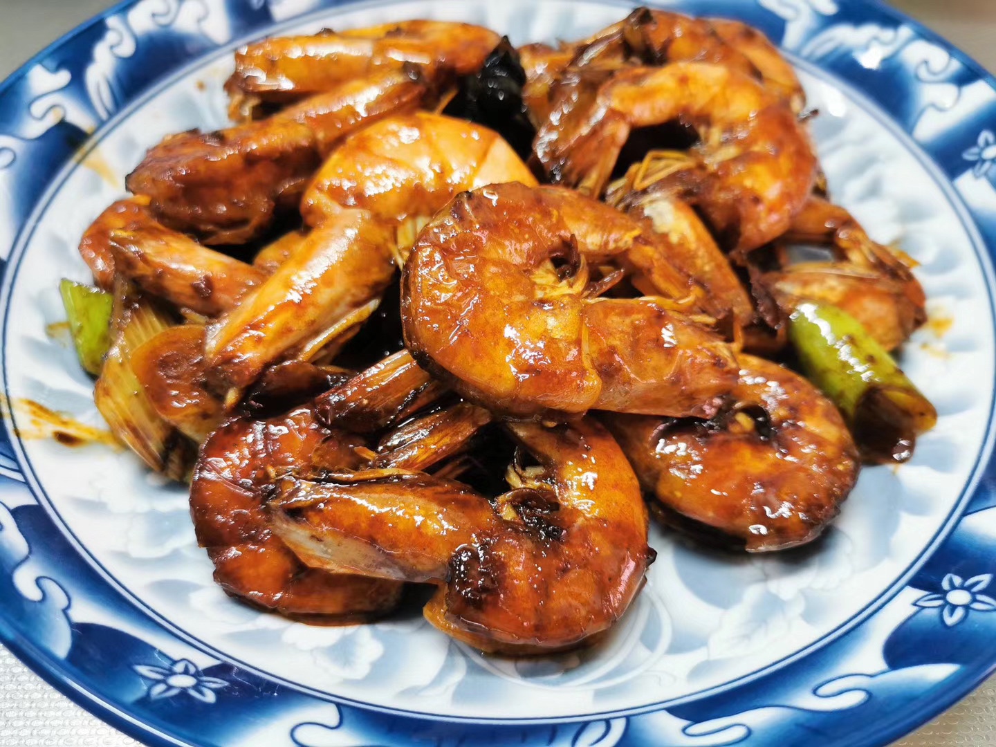 看家菜：油焖大虾，没有加番茄酱依然上色，操作很简单的做法