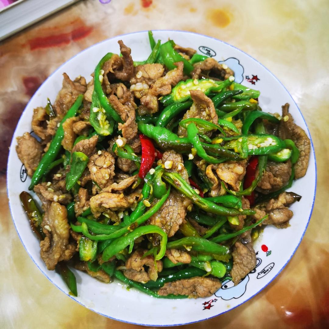 经典的家常菜，青椒炒肉丝，简单的食材也能做出如此美味