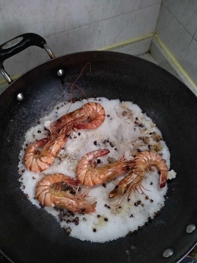 厨师长教你：“盐焗海鲜”的家常做法，6斤“宽盐”可以反复使用