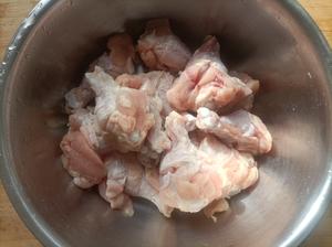 红烧鸡翅根土豆的做法 步骤3