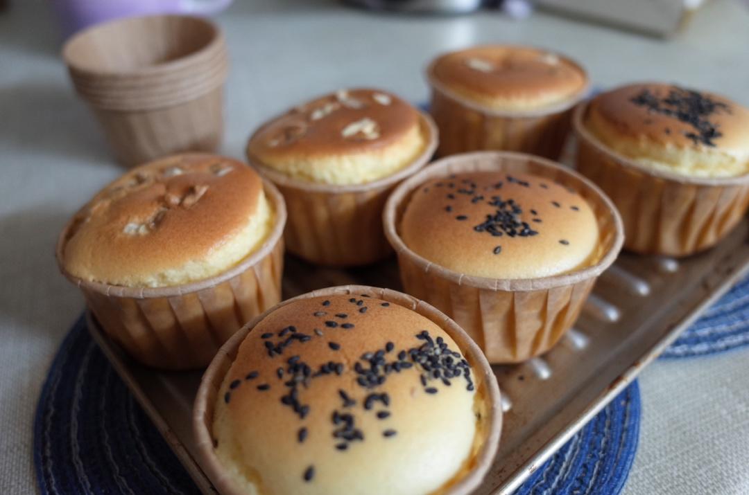 7个炼乳杯子蛋糕，我特别喜欢杯子蛋糕，不用洗模具……😀