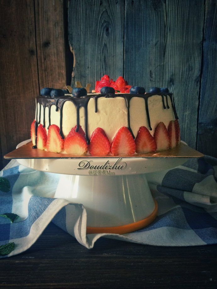草莓奶油巧克力淋边蛋糕的做法