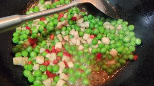 春季时令菜 青豌豆炒肉丁 补充植物蛋白的做法 步骤4