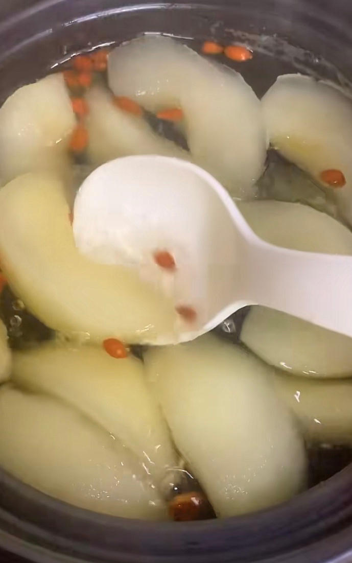 银耳冰糖炖雪梨|亲民版燕窝