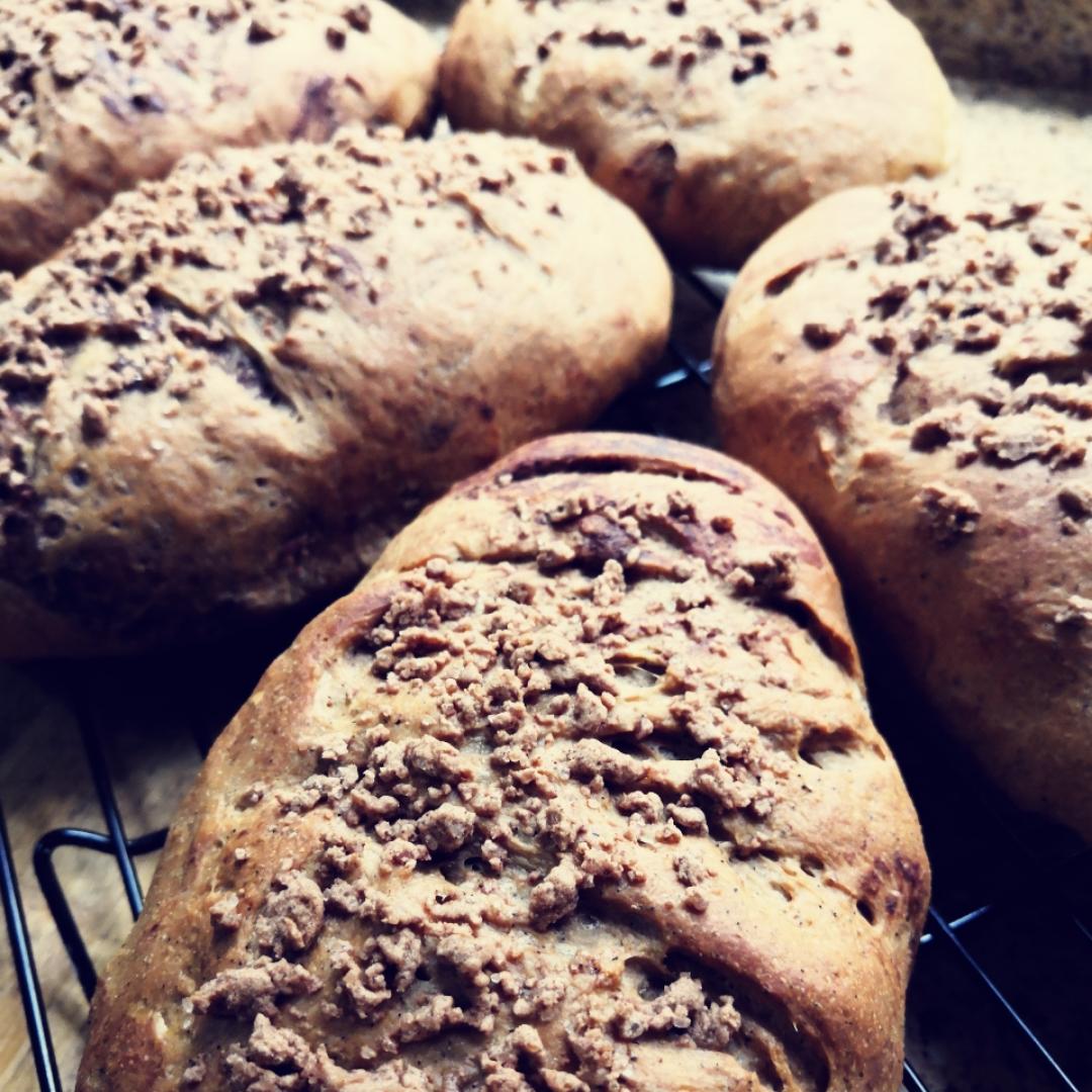 黑旋风（仿原麦山丘）Coffee flavored bread filled with chocolate chips,pine