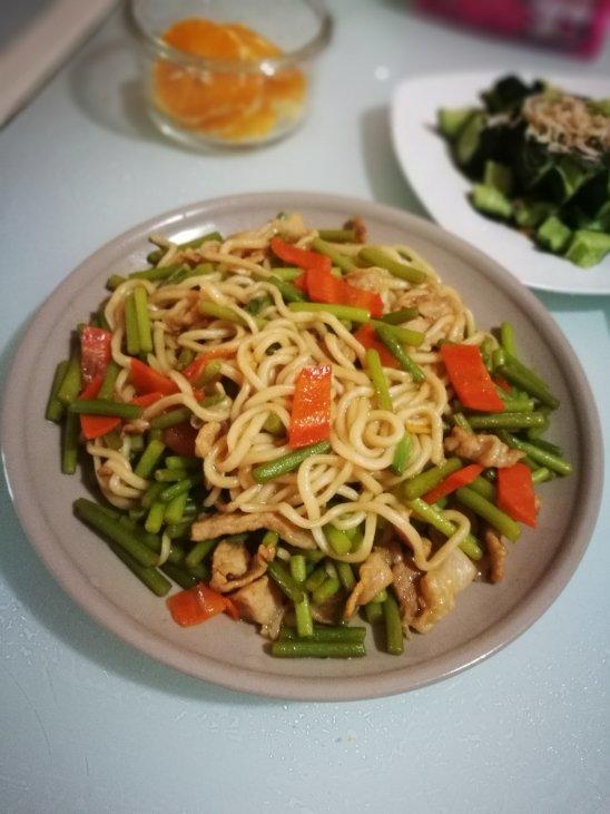 蒜苔肉丝炒面